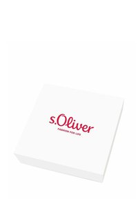 Scatola bianca con il nome del marchio "s.Oliver" in grassetto rosso, con il claim "FASHION FOR LIFE" sottostante. Design rettangolare semplice.