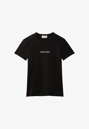 T-shirt nera a maniche corte con "calvin klein" scritto in lettere minuscole bianche al centro del petto.