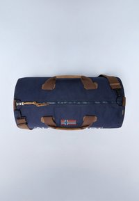 Borsa da viaggio cilindrica blu navy con manici marroni e tracolla, chiusura con cerniera e patch con la bandiera della Norvegia sul lato.