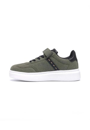 Sneaker in suede verde con suola bianca, toppa nera sul tallone, lacci neri e una singola fascia superiore in velcro, vista laterale su sfondo bianco.