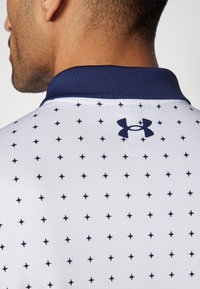 Under Armour MATCHPLAY PRINTED - Polo shirt - white/midnight navy