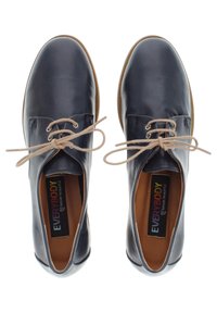 Scarpe in pelle nera con punta tonda, lacci marrone chiaro e suola in gomma beige. L'interno presenta un'etichetta multicolore "EVERYBODY".