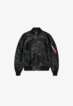 Črna usnjena bomberska jakna z zadrgo spredaj, rebrastimi manšetami in obrobo ter rdečo tkaninsko oznako na levi rokavu z detajlom žepa.