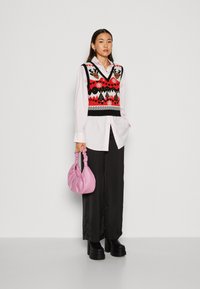 ONLY ONLXMAS HEART V NECK VEST - Džemperis - black/poppy red/green bee