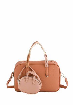 Bolso rectangular texturizado color marrón claro con asas cosidas y correa desmontable, con un pequeño monedero ovalado desmontable sujeto en la parte delantera.