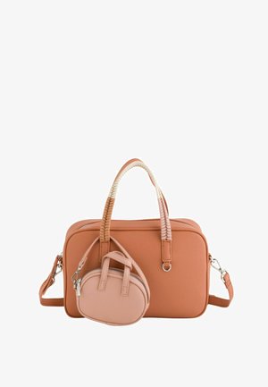 Prostokątna teksturowana torebka w kolorze koniakowym z przeszywanymi uchwytami i odpinanym paskiem, posiadająca małą, owalną, odpinaną saszetkę przymocowaną z przodu.