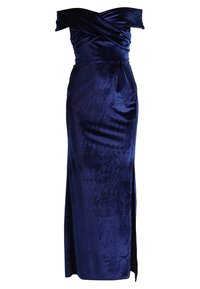 Marinblå sammetsklänning med avskuren axel, figurnära bodice, draperad design och hög slits vid låret, som visar upp en mjuk glans och slät textur.