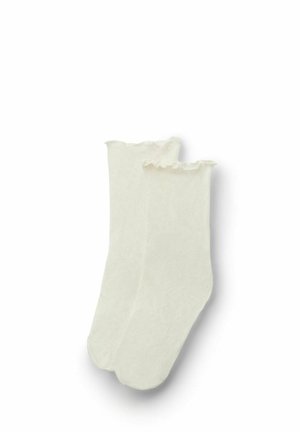 Para białych skarpetek do kostki z falbankami na krawędziach, ułożonych płasko na białym tle.