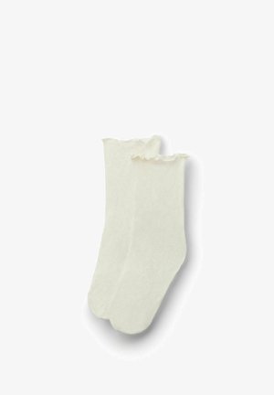 Par de calcetines blancos hasta el tobillo con bordes con volantes, mostrados planos sobre un fondo blanco.