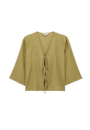 Jasnooliwkowa bluzka o fakturowanej tkaninie, z szerokimi rękawami za łokieć i wiązaniami z przodu zamykającymi głęboki, dekolt w kształcie litery V.