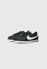 Crne i tamnozelene tenisice s gornjim dijelom od antilopa i sintetičkog materijala, bijelim Swoosh logom, ravnim vezicama i hrapavom gumenom potplatom.