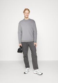 Jack & Jones JJEBRADLEY CREW - Sweatshirt - ultimate grey