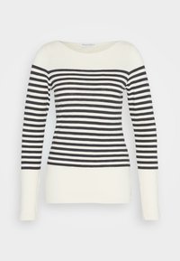 Randig långärmad topp i krämfärg och marinblå, med bred urringning och en figurnära siluett, med horisontella ränder över kroppen och ärmarna.