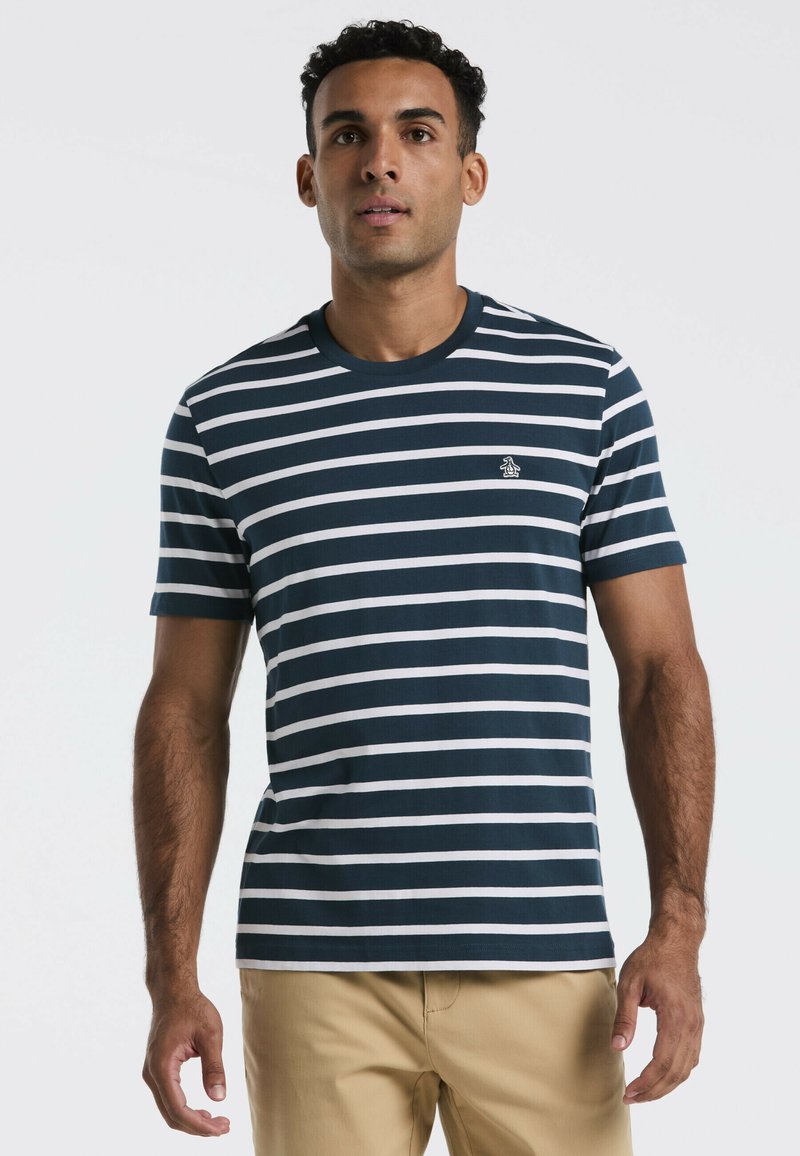 T-shirt à rayures bleu marine et blanches avec un col rond et des manches courtes, fabriqué en coton, avec un petit logo sur la partie gauche de la poitrine.