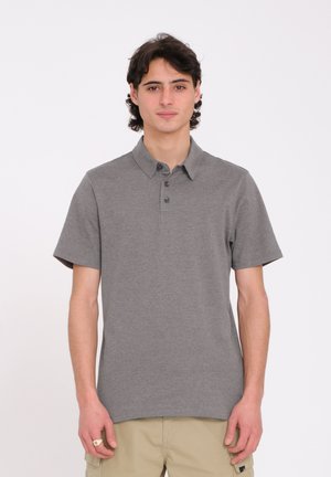 Graues Polo-Shirt mit kurzen Ärmeln, einem Kragen, drei Knöpfen und einem kleinen Logo. Glatte Textur, lässige Passform und schlichtes Design.
