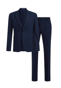 Jūras zils kostīms, kas ietver vienas pogas žaketi ar atlokiem, priekšējām kabatām un plakanām biksēm. Gluda auduma izstrādājums ar pielāgotu piegriezumu.