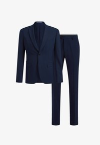 Conjunto de traje azul marino que incluye un blazer de un solo botón con solapas de muesca, bolsillos frontales y pantalones de frente plano. Tejido suave con un corte ajustado.