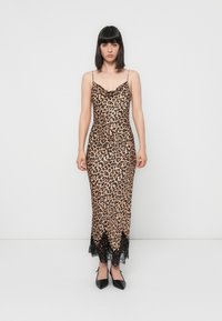 Vestido de estampa de leopardo com decote drapeado, alças finas e acabamento de renda preta na bainha. Textura suave, design justo e comprimento até a metade da panturrilha.