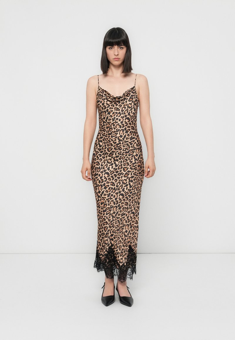 Vestido de estampa de leopardo com decote drapeado, alças finas e acabamento de renda preta na bainha. Textura suave, design justo e comprimento até a metade da panturrilha.