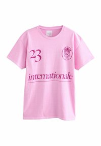 Rozā kokvilnas T-krekls ar apaļu kakla izgriezumu. Iezīmēts ar lielu purpursarkanu "23" un tekstu "internationale" zem tā. Izskatā ir apaļa logo uz kreisā krūts.