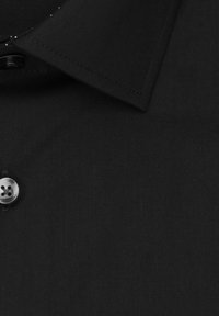 Zwarte overhemshirt met een gladde textuur, een knoopsluiting met een 4-gats ontwerp en gestikte details op de kraag.