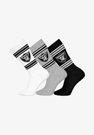 Tres pares de calcetines de tripulación en blanco, gris y negro. Cada uno cuenta con una banda a rayas y un logo de los Raiders en el costado. Hechos de una mezcla de algodón.