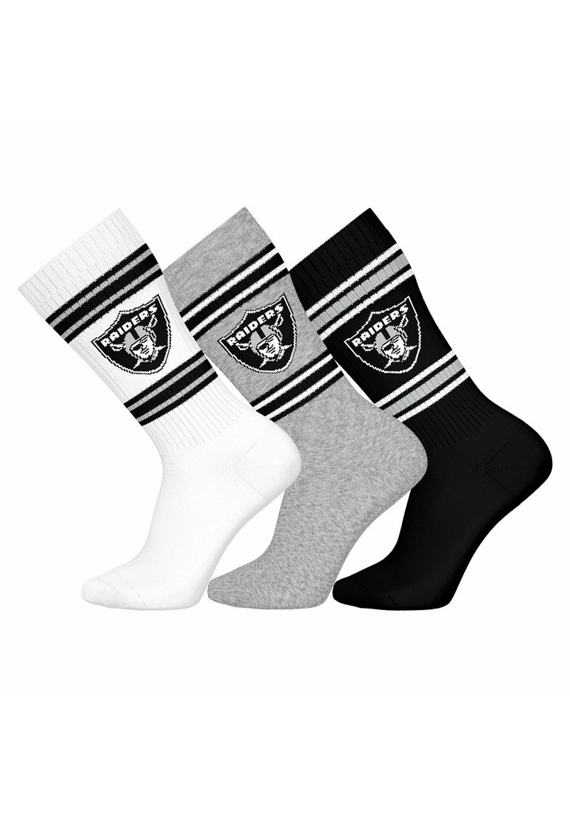 Tres pares de calcetines de tripulación en blanco, gris y negro. Cada uno cuenta con una banda a rayas y un logo de los Raiders en el costado. Hechos de una mezcla de algodón.