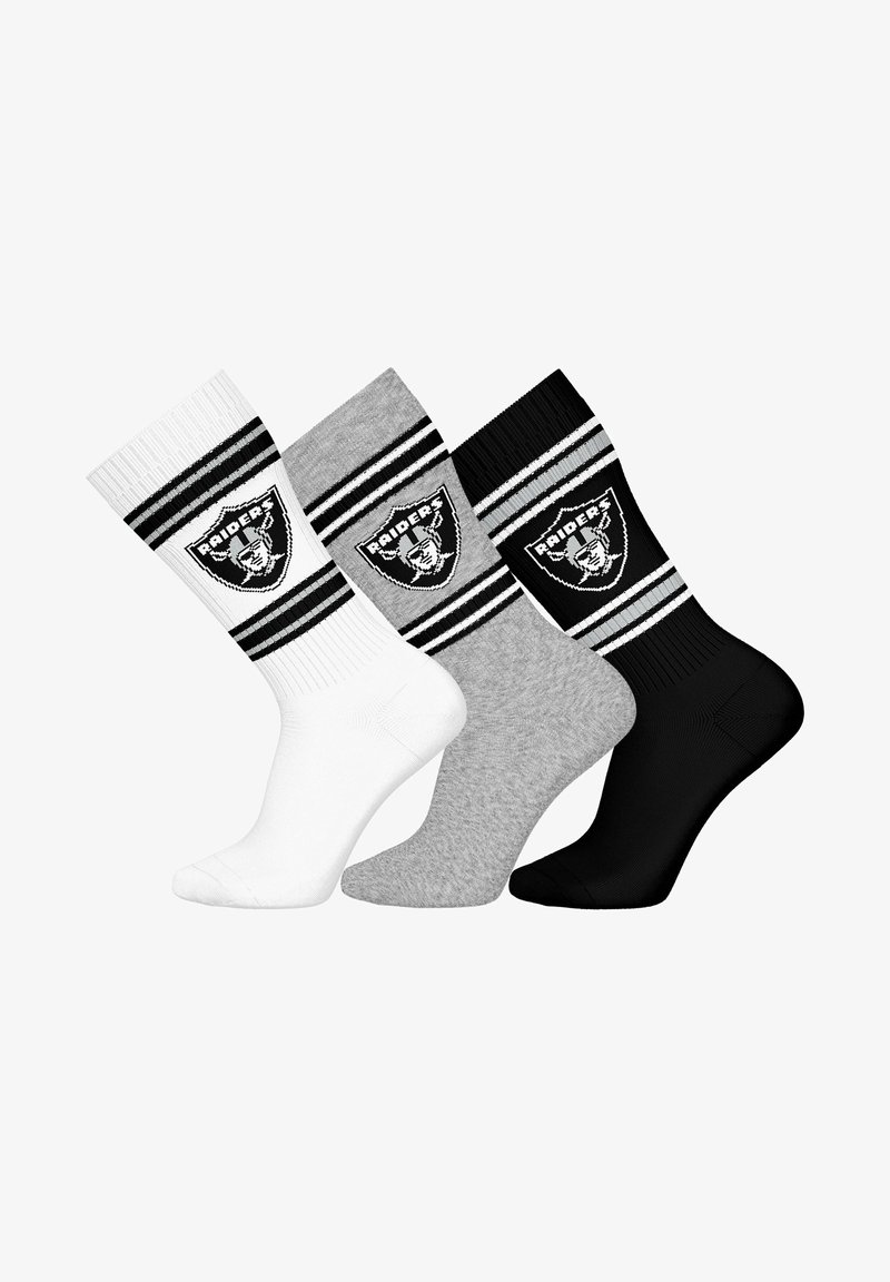 Tres pares de calcetines de tripulación en blanco, gris y negro. Cada uno cuenta con una banda a rayas y un logo de los Raiders en el costado. Hechos de una mezcla de algodón.