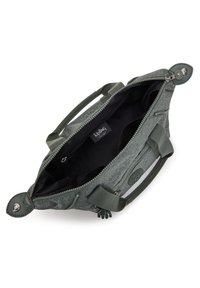 Borsa a mano in tessuto verde, con texture, dotata di due manici e chiusura con zip. L'interno è in tessuto nero, con un'etichetta del logo e una tasca con zip.