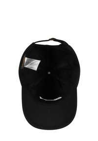 Cappellino da baseball nero che mostra la fodera interna, con un'etichetta attaccata. Presenta una visiera curva e fori di ventilazione nella parte superiore. Design semplice.