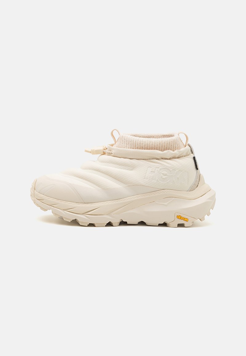 Keinon beige sneaker med quiltet overdel, strikkekrage og Vibram-såle. Har en pull-tab og glidelås-lukking. Teksturert finish.