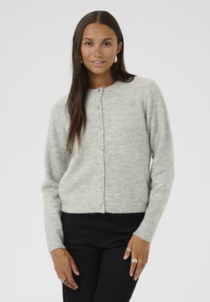 Lichtgrijze cardigan van zacht materiaal, met een ronde hals en een knoopsluiting aan de voorkant, voorzien van ribgebreide mouwen en zoom voor extra textuur.