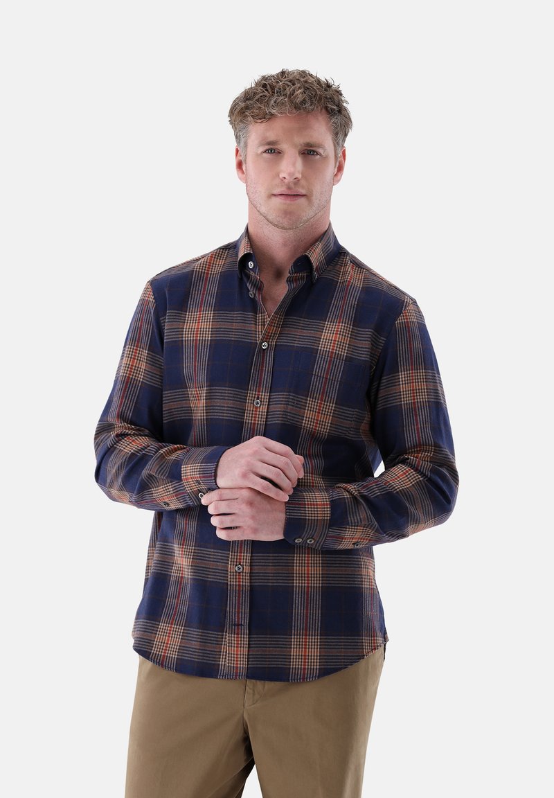 Langärmliges kariertes Hemd mit blauen, orangen und cremefarbenen Karomustern. Aus weichem Stoff gefertigt, mit durchgehender Knopfleiste und spitzem Kragen.