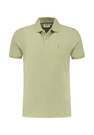 Polo shirt verde chiaro in cotone, con colletto, due bottoni e un piccolo logo ricamato sul lato sinistro del petto.