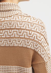 Brązowy i kremowy sweter z dzianiny, z geometrycznym wzorem, teksturowanym wykończeniem i dekoltem z kołnierzykiem.