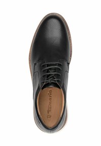 Scarpe stringate in pelle nera con tomaia perforata, soletta marrone e suola in gomma bianca, caratterizzate da una punta rotonda e dettagli di cucitura discreti.