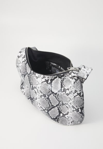 Sac à main avec motif en peau de serpent noir et blanc. Extérieur doux avec fermeture éclair, doté d'une doublure intérieure lisse et d'un design compact.