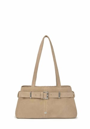 Beige Veloursleder-Handtasche mit doppelten Schulterriemen, einem dekorativen Gürtel mit silberner Schnalle oben und einem kleinen Metalllogo am Boden.