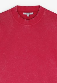 Felpa rossa in cotone a girocollo con texture sbiadita, colletto a coste e un'etichetta che riporta la scritta "SCALPERS" e la taglia "M".