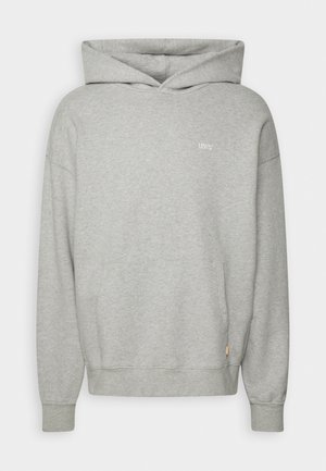Sweat à capuche gris clair avec poche kangourou à l'avant et petit logo blanc Levi's sur la poitrine.