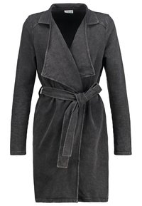 Manteau enveloppant gris et léger en tissu texturé. Il présente un col châle, des manches longues et une ceinture à nouer à la taille. Sans poches.