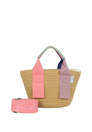 Geflochtener Strohtote mit breiten Griffen aus rosa und lavendelfarbenem Stoff und einem abnehmbaren pinkfarbenen Riemen mit kursivem Schriftzug.