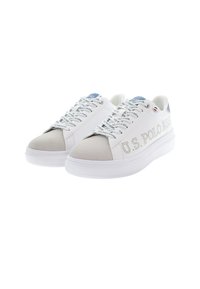 Białe sneakersy z gładką syntetyczną cholewką, jasnoszarym zamszowym noskiem, teksturowanymi sznurowadłami i minimalistycznym logo po boku.