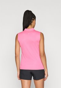 Rožinė be rankovių polo marškinėliai su tekstūruotu raštu ir apykakle, derinami su juodomis šortais. Švarus dizainas, be matomų logotipų ant nugaros.