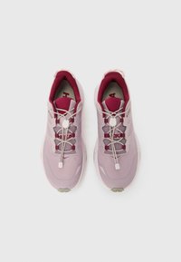 Αθλητικά παπούτσια σε ανοιχτό μωβ με διχτυωτό επάνω μέρος, μπορντό λεπτομέρειες, ελαστικά κορδόνια και επένδυση στον αστράγαλο· σόλα με υφή για καλύτερη πρόσφυση.