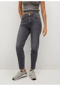 Jeans de cintura alta en gris con pernera ajustada, que cuentan con un cierre de botón y un diseño de cinco bolsillos, complementados por una tela texturizada.