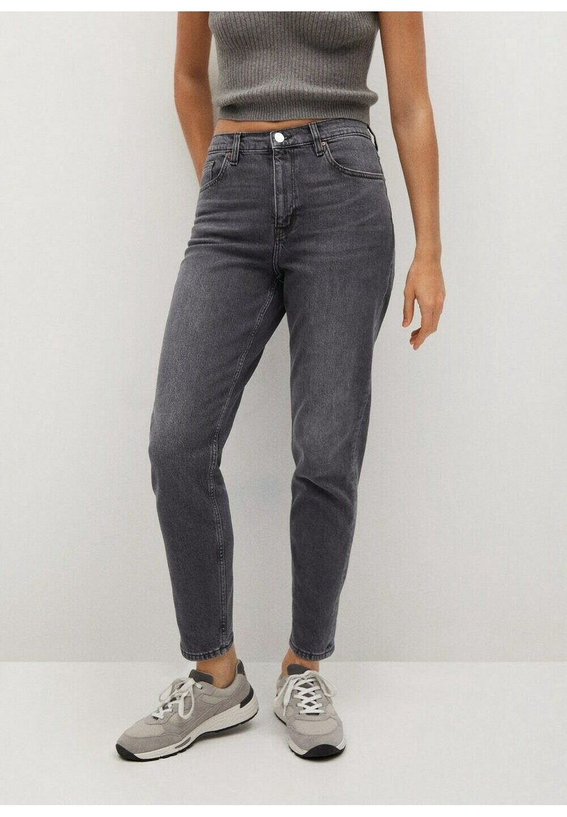 Jeans de cintura alta en gris con pernera ajustada, que cuentan con un cierre de botón y un diseño de cinco bolsillos, complementados por una tela texturizada.