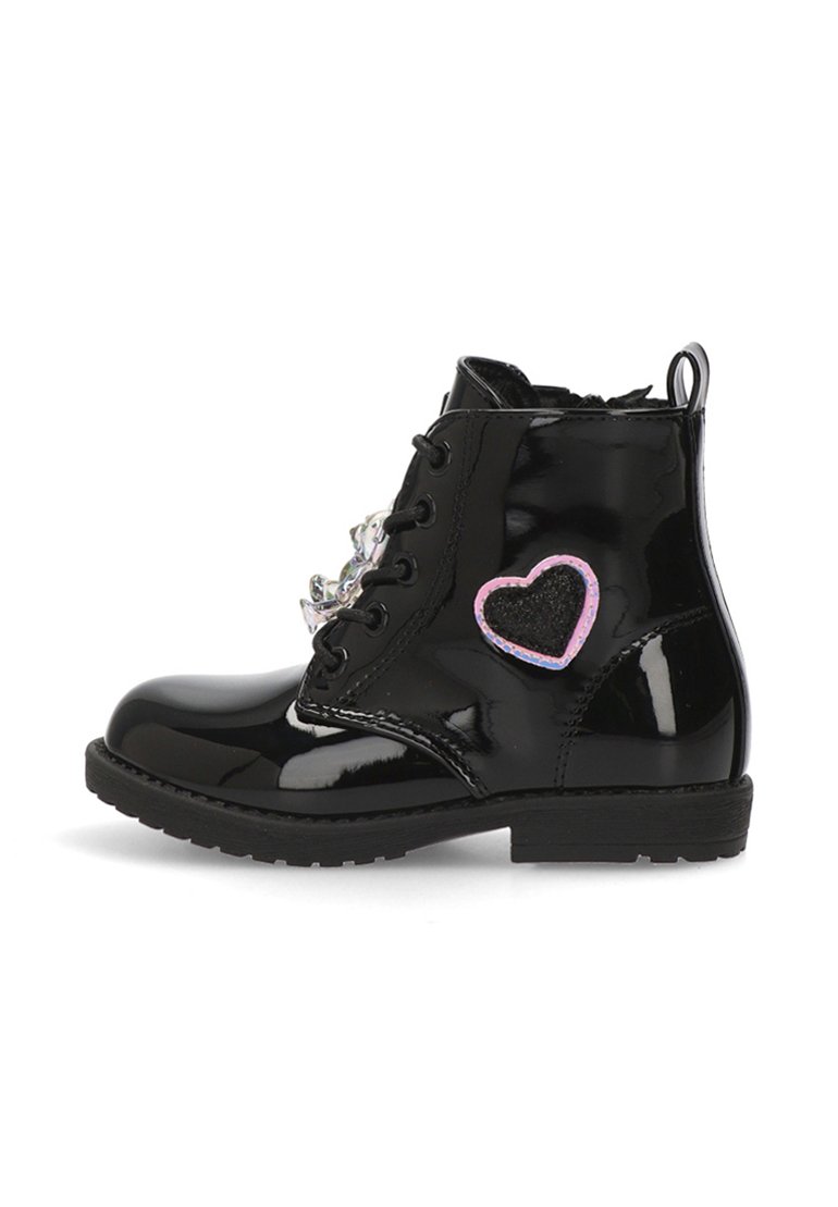 Botín de charol negro con diseño de cordones, que presenta un parche de corazón en rosa y negro y tachuelas decorativas en la parte frontal.