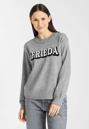 Grijze gebreide trui met een ronde hals en geribde manchetten, waarop het woord "FRIEDA" staat in zwart-witte tekstuur letters.