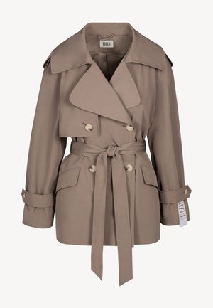 Taupekleurige double-breasted trenchcoat met brede revers, getailleerde taille met riem, knoopmanchetten, klepzakken en een schouderstormklep.